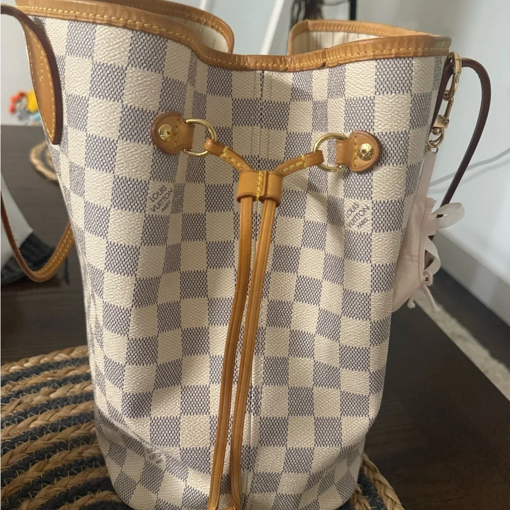 Louis Vuitton Beige Checkered Shoulder Bag with Scarf - Picture 7 of 16